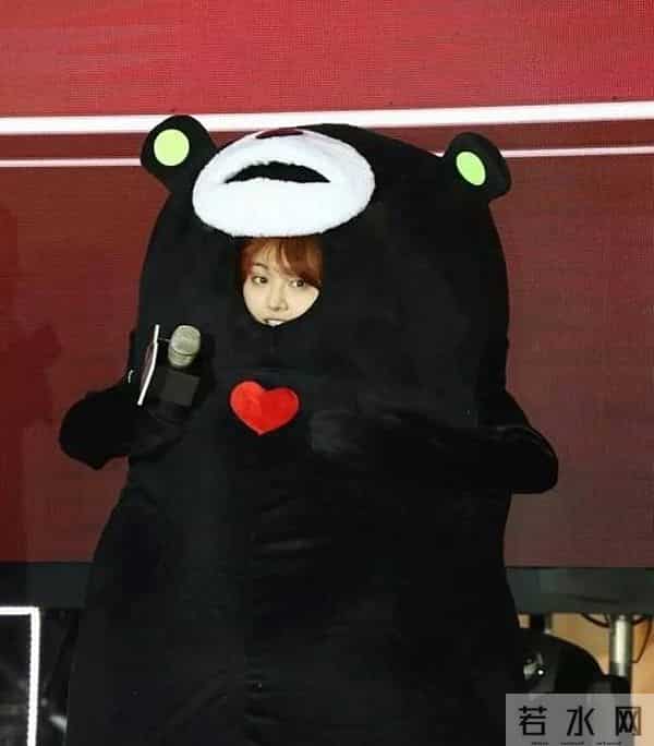 郑爽街头抽烟被拍