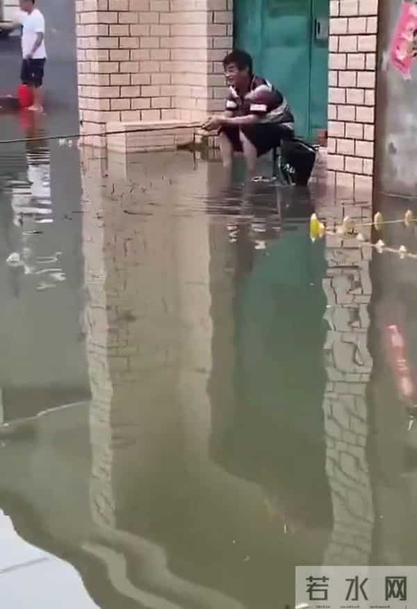 广东暴雨积水成河 有人屋内钓鱼