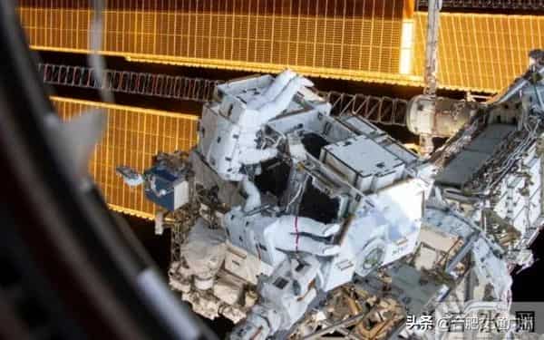 国际空间站电池掉下来砸穿房屋