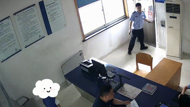 社牛男孩饿了淡定走进派出所蹭饭