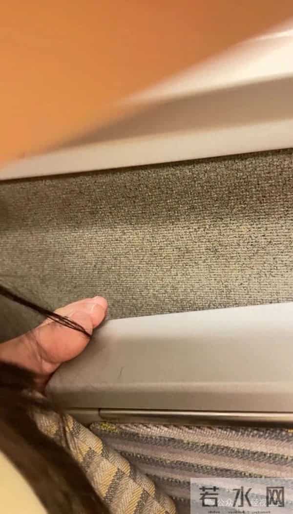 女子坐高铁后排乘客光脚伸到脸边