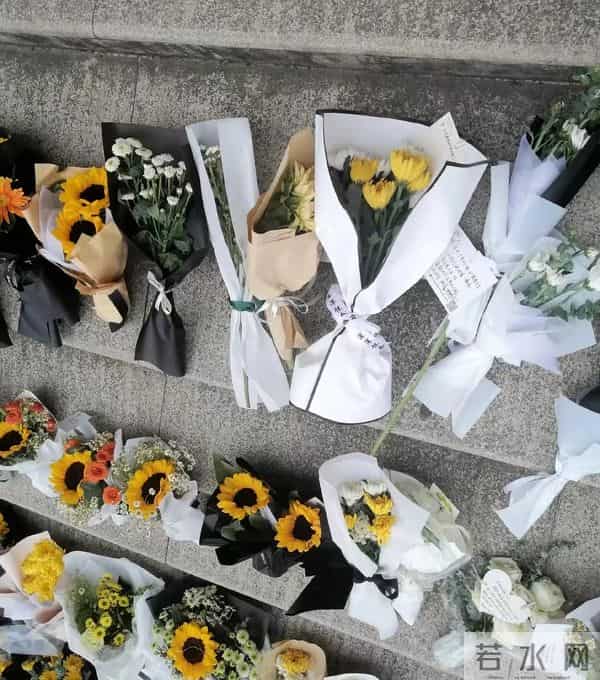 长沙学生自发前往倒塌事故地献花