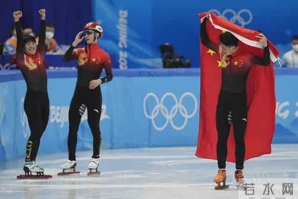 武大靖碰任子威的手示意他先走