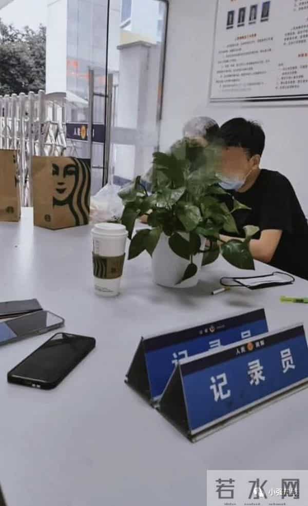 男子酒后连踹4辆豪车 车损或超百万