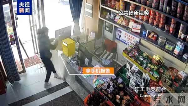 新余火灾现场距学校仅一墙之隔