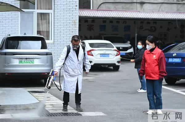 疫情下的成都-市民有序购物