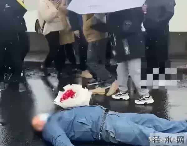 女主播拒见面 男子捧玫瑰躺在断桥