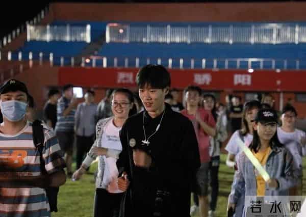 封校后保安大爷在操场开演唱会