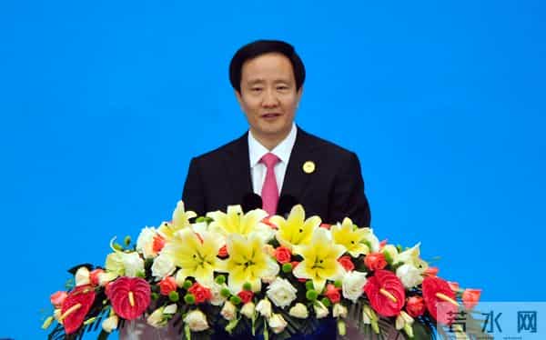 老人欲插队被服务员严词拒绝