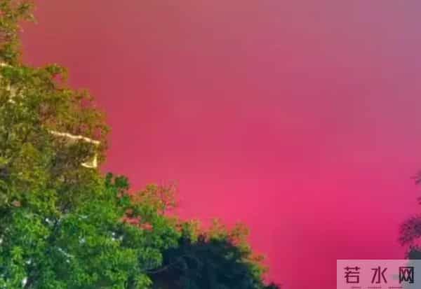 福州街头突现漫天红光