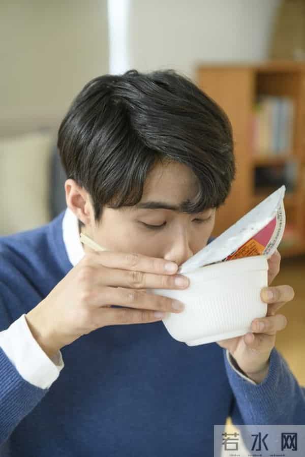 男生把洗面奶当牙膏用2个月