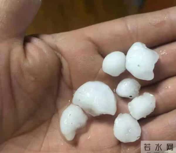 江苏大风吹飞机转圈