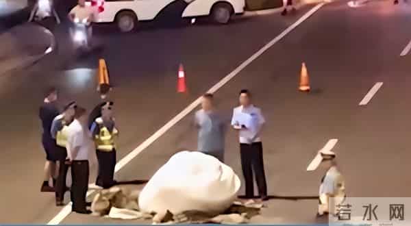 洛阳不明物体将地面砸出坑-消防回应