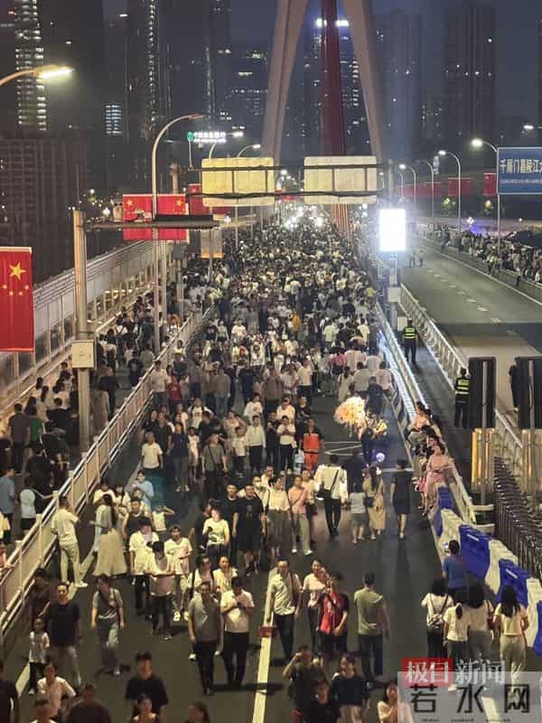 洪崖洞又现封路封桥宠游客