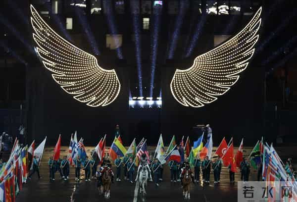 LADYGAGA像火烈鸟一样窜出来