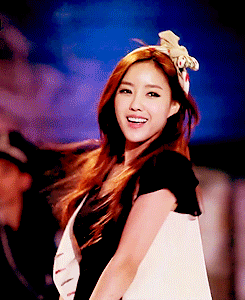 大妈跳广场舞把孩子栓栏杆上