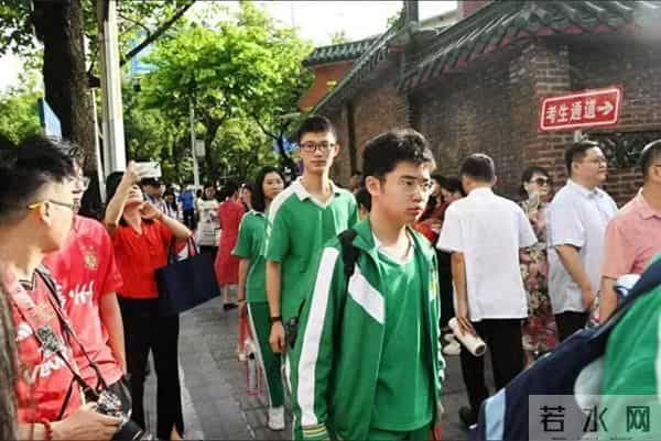 一考生开心出考场-物理简单