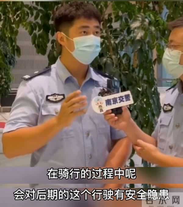 男子雨天骑摩托等红灯时洗头