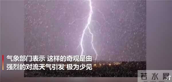 内蒙古暴雪 天空现雷打雪奇观