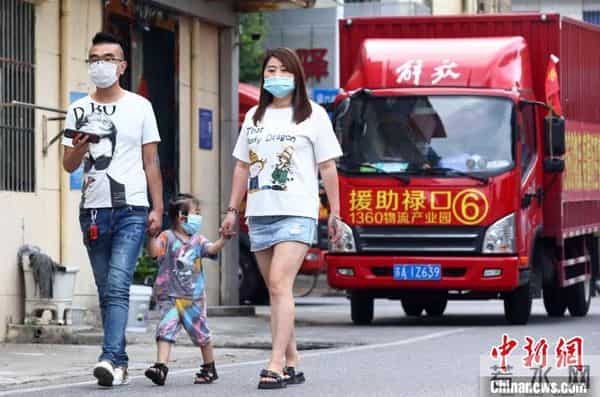 南京禄口街道解封 居民放烟花庆祝