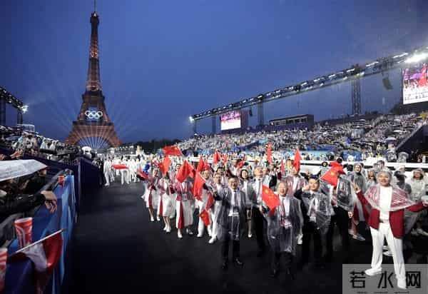 LADYGAGA像火烈鸟一样窜出来