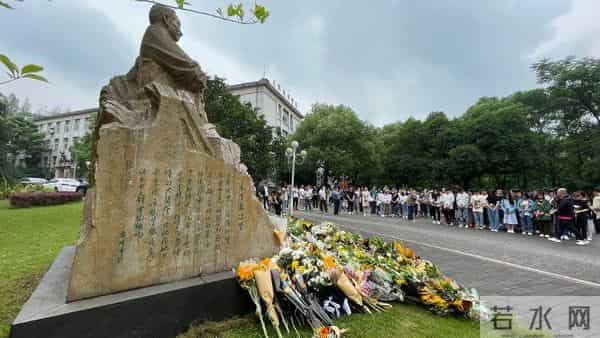 长沙学生自发献花