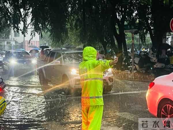 三亚暴雨 市民游客雨中有序做核酸