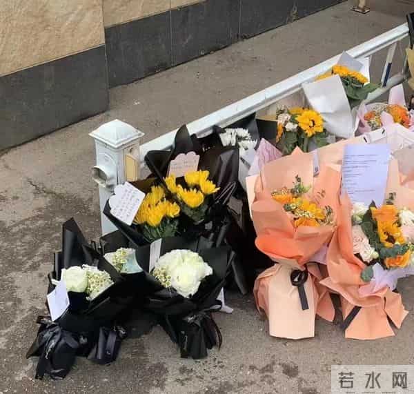 长沙学生自发前往倒塌事故地献花