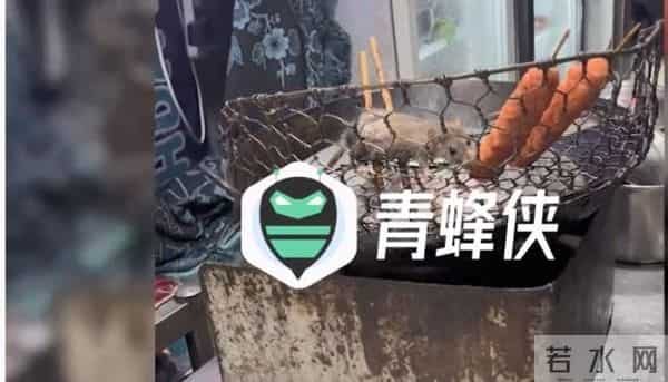 炸串店老鼠啃食香肠