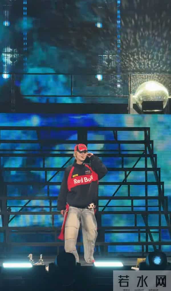 北京因疫情封闭小区风雪夜开演唱会