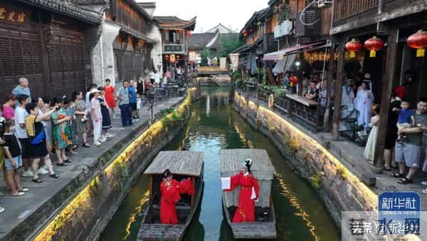 四川乐山大佛脚下河床裸露