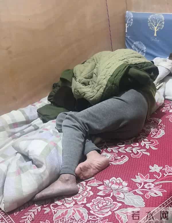 小伙国庆穿防护服给老丈人收玉米