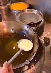 大妈跳广场舞把孩子栓栏杆上