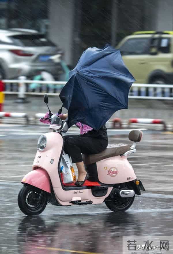 台风登陆海南-暴雨下市民艰难行走