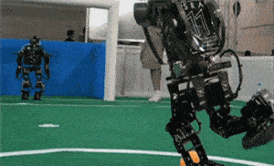 大妈跳广场舞把孩子栓栏杆上