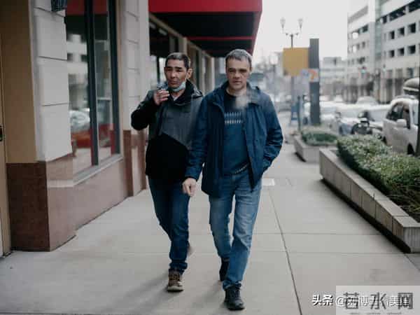 两名俄罗斯人乘船跑到阿拉斯加