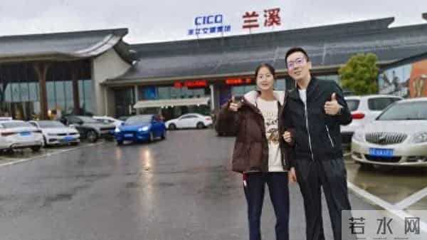 浙江父女晒同一服务区10年合照