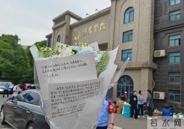 长沙学生自发前往倒塌事故地献花