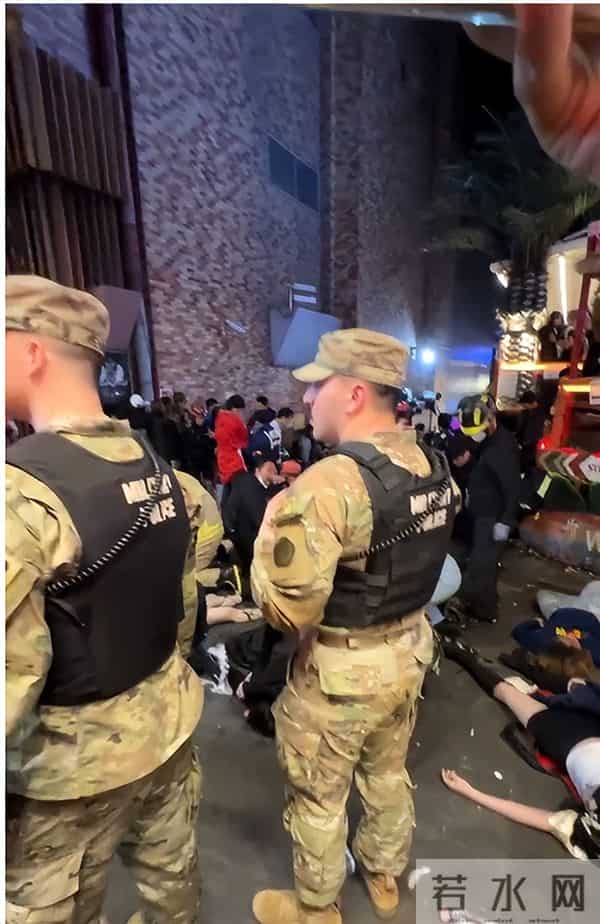 韩国踩踏事故现场:男子爬2楼逃生