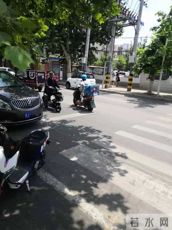 开豪车男子踢翻外卖小哥电动车