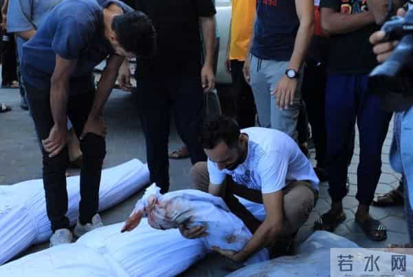 巴称以军空袭难民营 现场炸出大坑