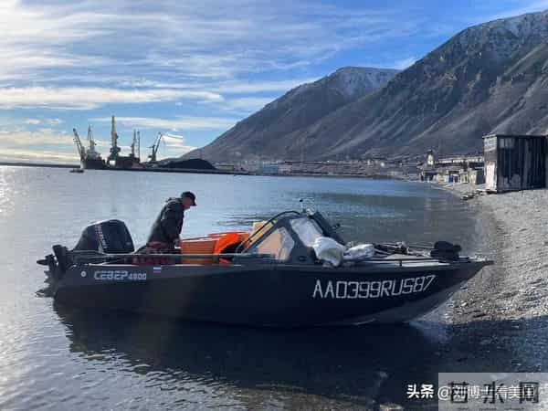 两名俄罗斯人乘船跑到阿拉斯加