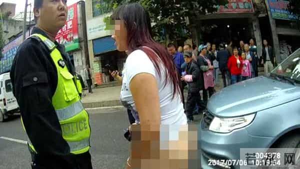 女子脱光上衣扑交警