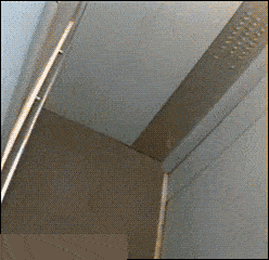 大妈跳广场舞把孩子栓栏杆上