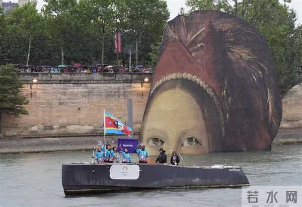 LADYGAGA像火烈鸟一样窜出来