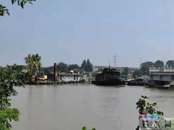 扬州一座百米长大桥被撞断