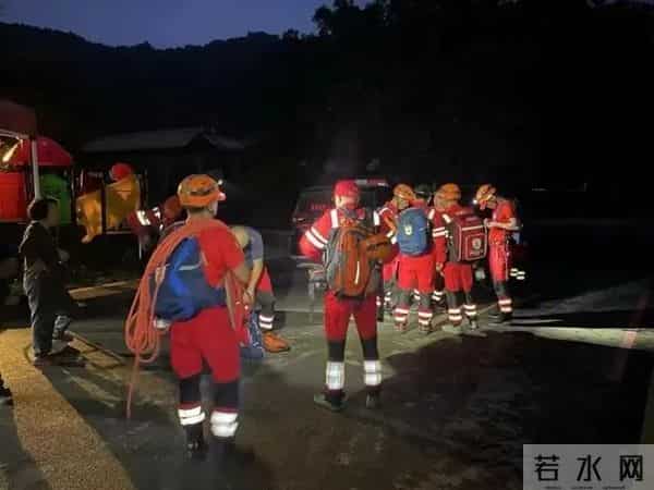 男子被困悬崖3天2夜一刻不敢闭眼