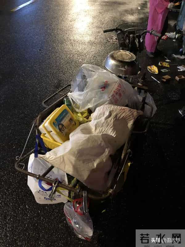 老伴走后第2天浙大老教师又去捡垃圾