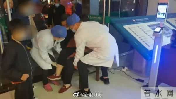 江苏大风吹飞机转圈