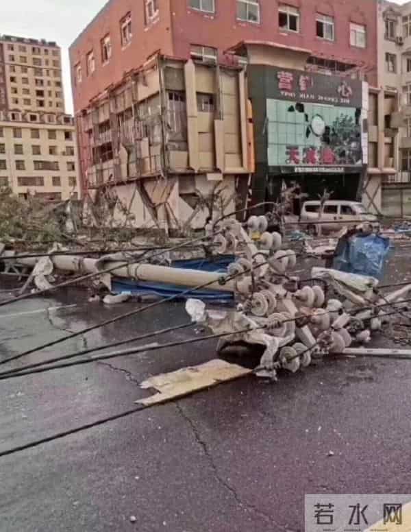 辽宁突发龙卷风 事发地在居民区附近